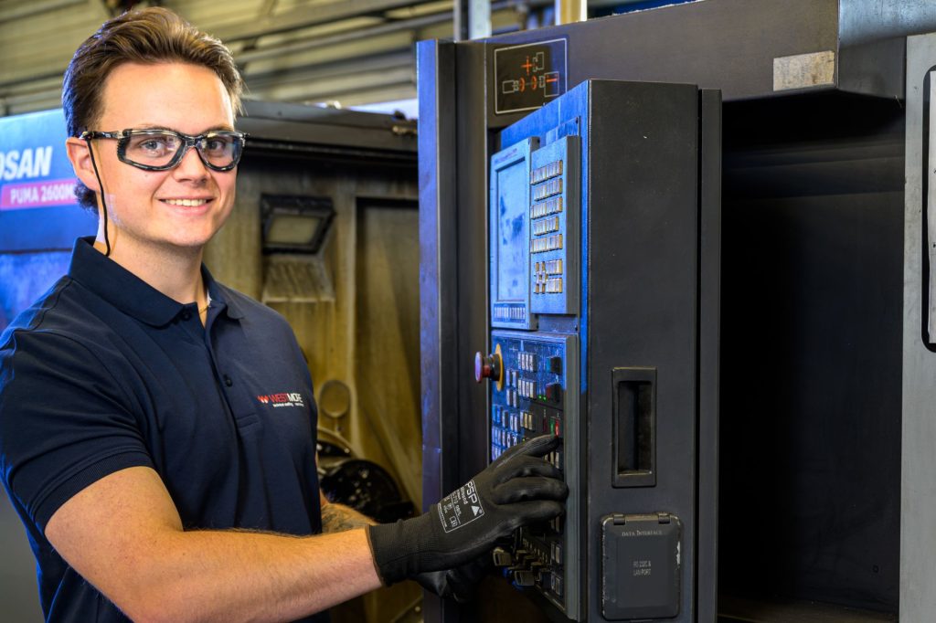 Westmore - CNC-operator bij bedieningspaneel draaibank