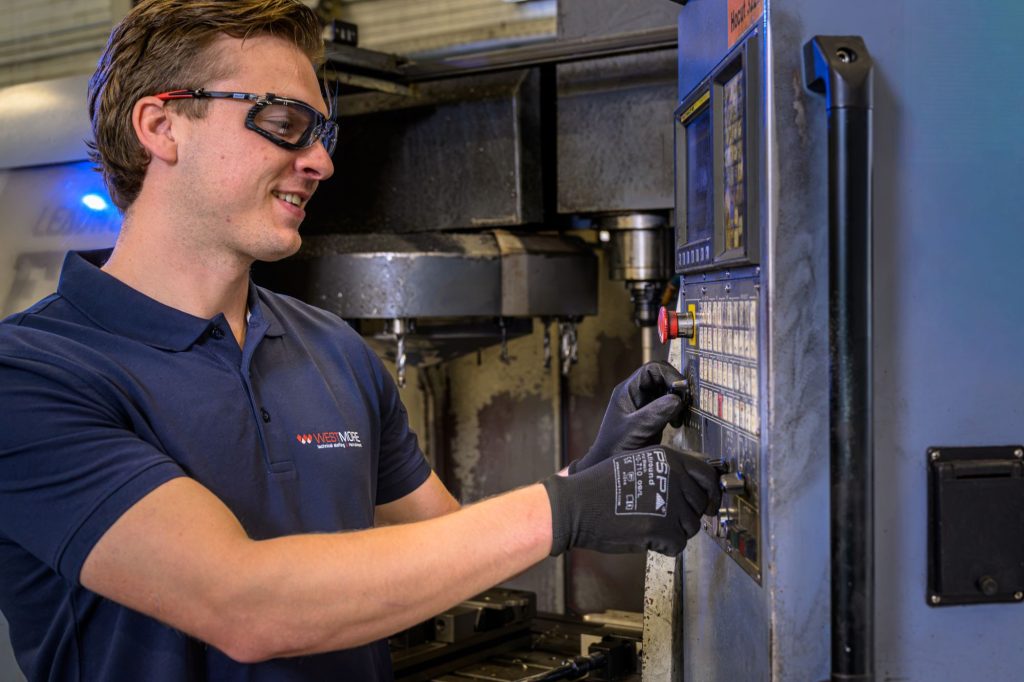 Westmore - CNC-operator bedient freesmachine - close-up