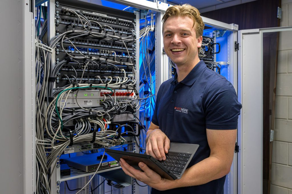 Westmore - ICT-technicus bij serverkast met tablet