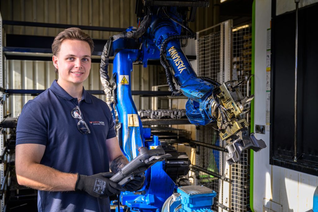 Westmore - Operator naast lasrobot