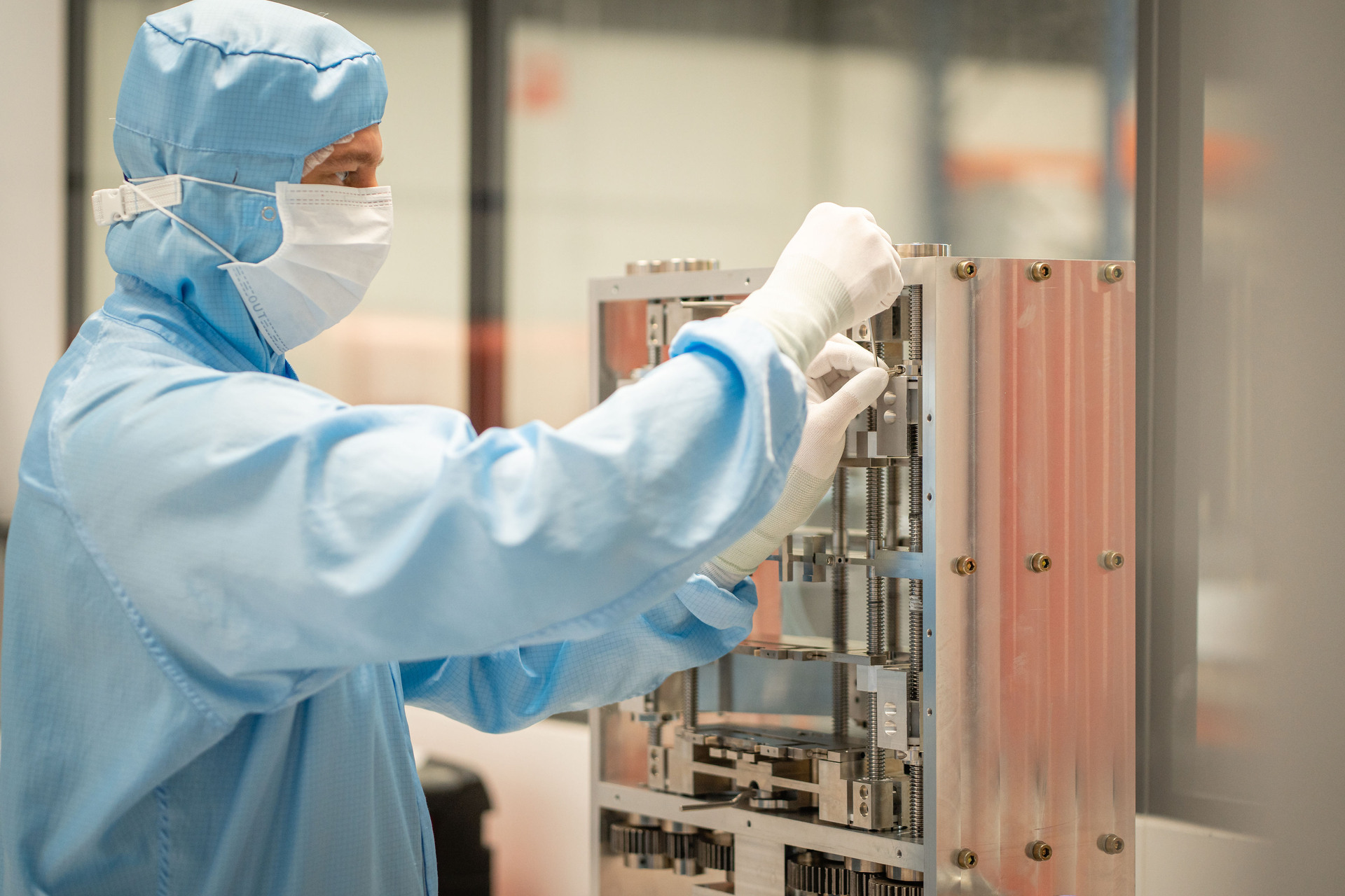 Westmore – Cleanroommonteur monteert module in cleanroom